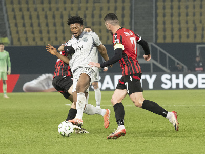 Rahim Ibrahim (Slovan), vpravo Besart Ibraimi (Škendija) a vľavo Kamer Qaka (Škendija) 