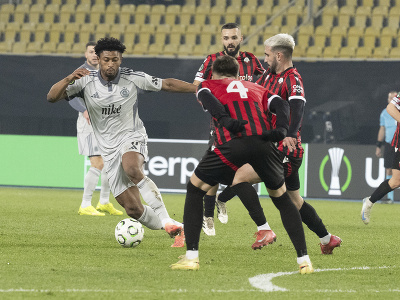 Rahim Ibrahim (Slovan) a vpravo Reshat Ramadani (Škendija)