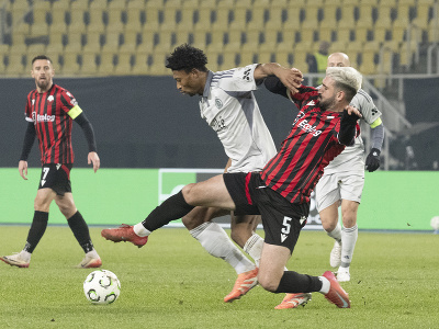 Rahim Ibrahim (Slovan) a vpravo Reshat Ramadani (Škendija)