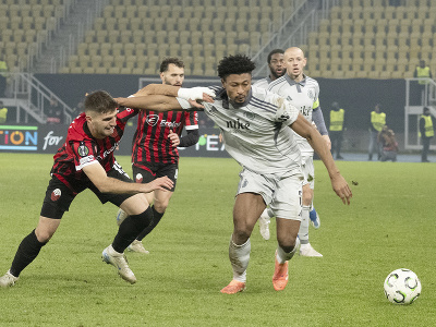 Imran Fetai (Škendija) a vpravo Rahim Ibrahim (Slovan)