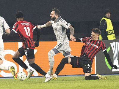 Na snímke uprostred Tigran Barseghjan (Slovan), vpravo Arbin Zejnullai a vľavo Ronaldo Webster (obaja Škendija) počas stretnutia 5. kola ligovej fázy Konferenčnej ligy UEFA