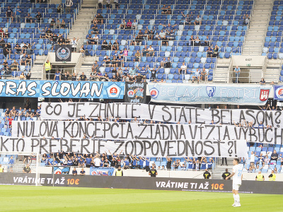 Na snímke fanúšikovia Slovana vyjadrili transparentom nespokojnosť po prehre v play off Európskej ligy
