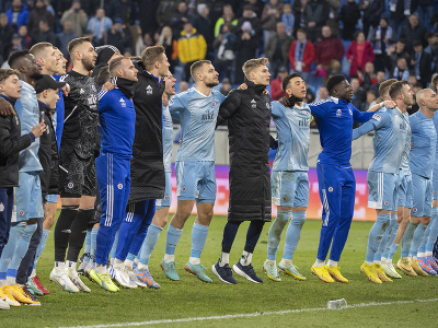 Futbalisti Slovana ďakujú fanúšikom po víťazstve 2:1 nad Dunajskou Stredou