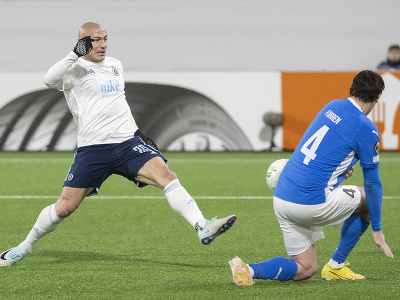 Na snímke vľavo hráč Slovana Jaba Kankava a vpravo hráč Klaksvíku Vegard Forren