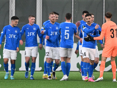 Na snímke hráči KÍ Klaksvík sa radujú z gólu 