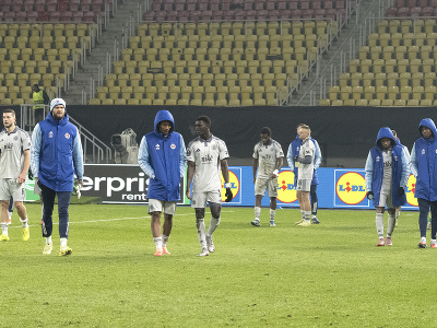 Na snímke hráči Slovana po ukončení stretnutia 5. kola ligovej fázy Konferenčnej ligy UEFA 
