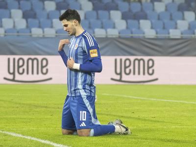 Na snímke vľavo Marko Tolič (Slovan) sa teší z gólu