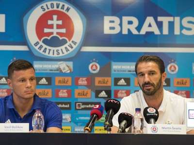 Na snímke vpravo tréner tímu ŠK Slovan Bratislava Martin Ševela a vľavo kapitán tímu Vasil Božikov