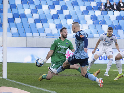 Uprostred Nino Marcelli (Slovan) strieľa úvodný gól do siete brankára Michaloviec Benjamína Száraza (vľavo)