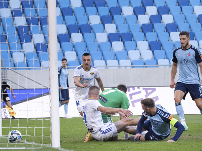 Vpravo v popredí kapitán Aleksandar Čavrič (Slovan) strieľa tretí gól tímu do brány Michaloviec