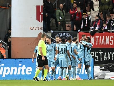 Na snímke radosť hráčov Slovana po strelení gólu