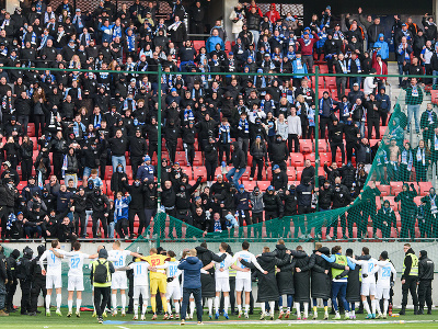 Hráči ŠK Slovan Bratislava ďakujú svojím fanúšikom po skončení futbalového zápasu 6. kola nadstavbovej časti Niké ligy 