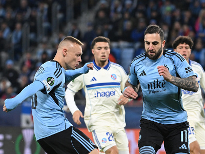 Zľava Nino Marcelli a Tigran Barseghjan s loptou (obaja ŠK Slovan Bratislava)