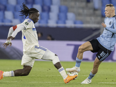 Sprava hráč Slovana Nino Marcelli a hráč Štrasburgu Ismaël Doukouré