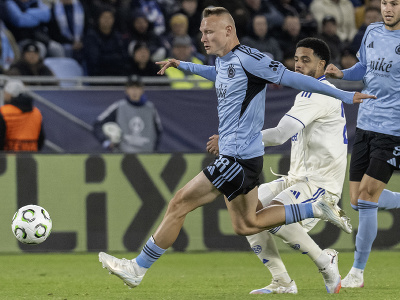 Zľava hráč Slovana Nino Marcelli a hráč Štrasburgu Andrew Omobamidele