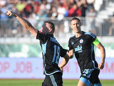 Zľava strelec gólu Nino Marcelli a Filip Lichý (obaja Slovan) oslavujú zásah Slovana