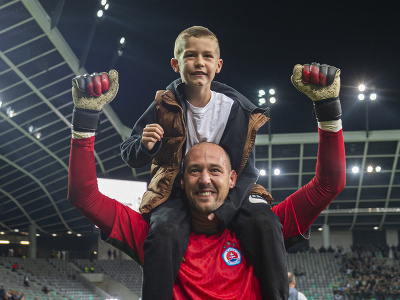 Brankár Slovana Milan Borjan so synom sa teší z víťazstva