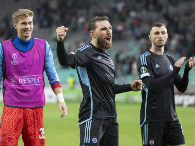 hráči Slovana zľava Adam Hrdina, Guram Kašia a Aleksandar Čavrič sa tešia z víťazstva