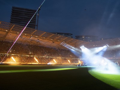 Veľkolepá laserová šou na novom Tehelnom poli pred začiatkom derby 
