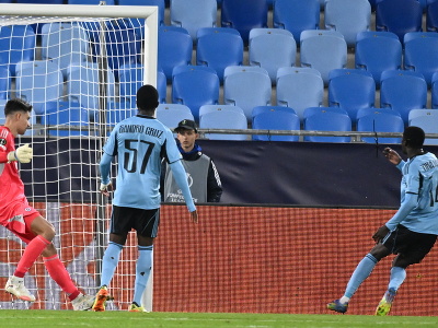 Druhý sprava hráč Alasana Yirajang (ŠK Slovan Bratislava) strieľa vlastný gól