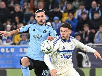 Vľavo Kyriakos Savvidis (ŠK Slovan Bratislava) a vpravo Samir El Mourabet (Racing Štrasburg) v súboji o loptu