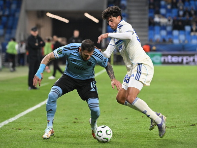 Vľavo Tigran Barseghjan (ŠK Slovan Bratislava) a vpravo Rafael Luis (Racing Štrasburg) v súboji o loptu