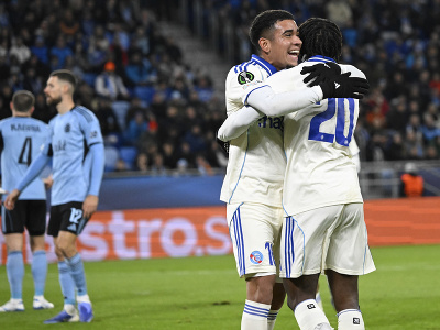 Martial Godo a Kendry Páez, obaja z RC Štrasburg sa tešia po vlastnom góle Alasana Yirajanga z ŠK Slovan Bratislava
