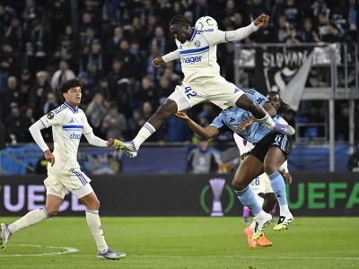 Sprava v popredí: Rahim Ibrahim z ŠK Slovan Bratislava a Abdoul Ouattara z RC Štrasburg v súboji o loptu