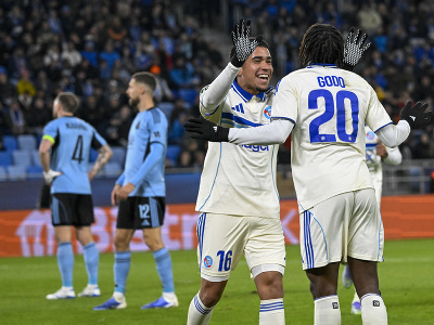 Vpravo Martial Godo a Kendry Páez, obaja z RC Štrasburg sa tešia po vlastnom góle Alasana Yirajanga z ŠK Slovan Bratislava