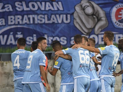 Na snímke gólová radosť hráčov Slovana