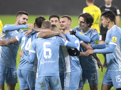 Na snímke radosť hráčov Slovana po strelení gólu