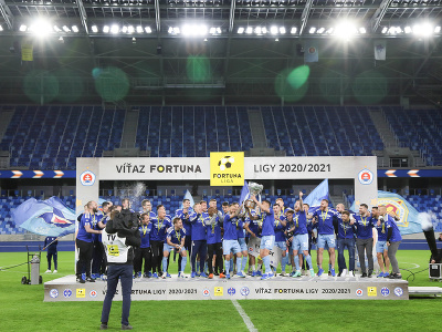Hráči ŠK Slovan počas slávnostnej ceremónie preberania pohára pre víťaza Fortuna ligy