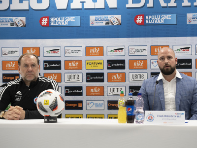 Na snímke generálny riaditeľ ŠK Slovan Bratislava Ivan Kmotrík ml. a tréner Vladimír Weiss st. počas tlačovej konferencie 