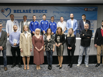 Zástupcovia organizácie Občianskeho združenia (OZ) Belasé srdce a zástupcovia ŠK Slovan Bratislava počas tlačovej konferencie
