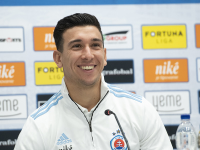 Na snímke futbalista Vernon de Marco počas tlačovej konferencie ŠK Slovan Bratislava
