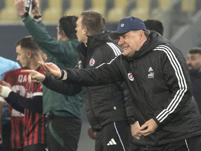 Na snímke tréner tímu Slovana Vladimír Weiss st. počas stretnutia 5. kola ligovej fázy Konferenčnej ligy UEFA FK Škendija Tetovo 