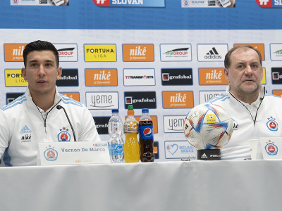 Na snímke sprava tréner ŠK Slovan Bratislava Vladimír Weiss st. a hráč Vernon de Marco počas tlačovej konferencie