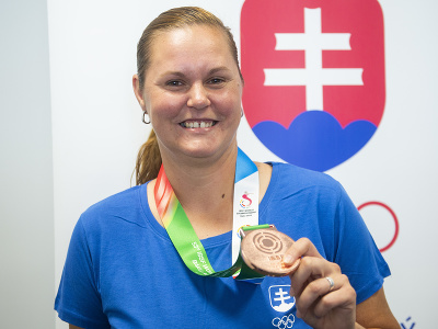 Na snímke športová strelkyňa Monika Štibravá pózuje s bronzovou medailou v tímovej súťaži skeetu z majstrovstiev sveta