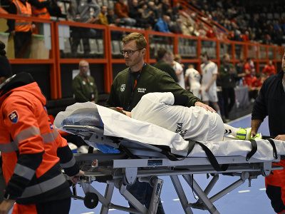Na snímke zdravotníci odvážajú na nosidlách zraneného hráča Mortena Viuma Troelsena (Skjern HB)