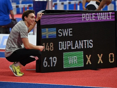 Armand Duplantis prekonal na pondelkovom halovom atletickom mítingu v Belehrade svetový rekord v skoku o žrdi.