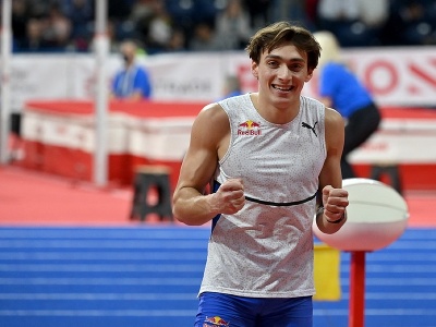 Armand Duplantis prekonal na pondelkovom halovom atletickom mítingu v Belehrade svetový rekord v skoku o žrdi.