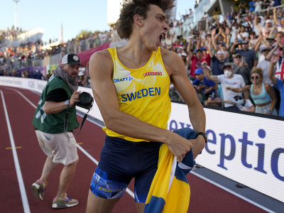 Švédsky skokan o žrdi Armand Duplantis sa stal majstrom sveta v novom svetovom rekorde