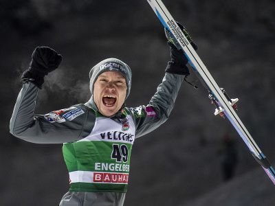 Slovinský skokan na lyžiach Anže Lanišek sa teší po triumfe v súťaži Svetového pohára vo švajčiarskom stredisku Engelberg