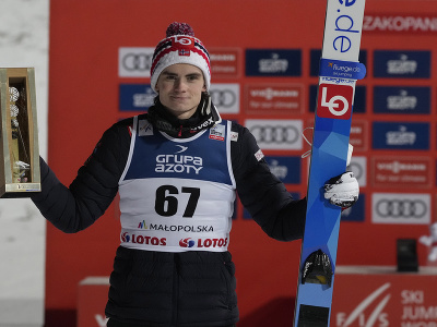 Nórsky skokan na lyžiach Marius Lindvik sa stal víťazom nedeľných pretekov Svetového pohára v poľskom Zakopanom