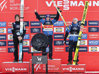 Víťazný rakúsky skokan na lyžiach Stefan Kraft (uprostred) oslavuje na pódiu s druhým Slovincom Petrom Prevcom (vľavo) a tretím krajanom Danielom Huberom (vpravo) po nedeľňajších letoch na mamuťom mostíku podujatia Svetového pohára v skokoch na lyžiach v nórskom Vikersunde