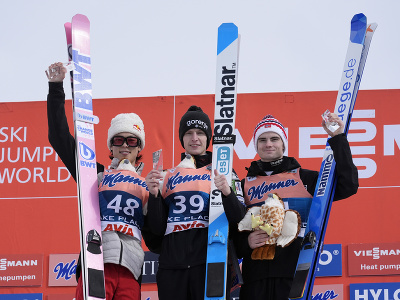 Slovinský skokan na lyžiach Lovro Kos (uprostred) zvíťazil na veľkom mostíku na podujatí Svetového pohára v americkom stredisku Lake Placid. Druhý skončil Japonec Rjoju Kobajaši (vľavo) a tretí Nór Marius Lindvik (vpravo).