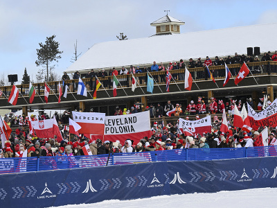 Obrovský počet poľských fanúšikov počas Svetového pohára v skokoch na lyžiach v americkom Lake Placid