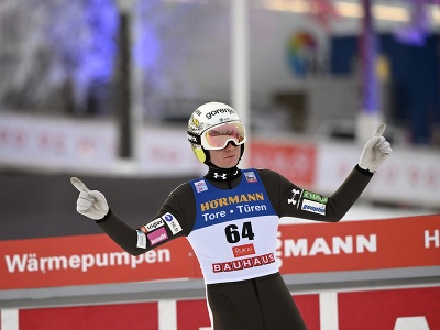 Slovinský skokan na lyžiach Anže Lanišek zvíťazil na sobotnom podujatí SP vo fínskej Ruke