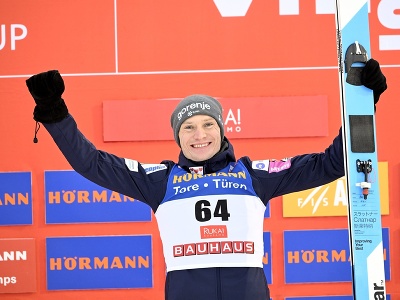 Slovinský skokan na lyžiach Anže Lanišek zvíťazil na sobotnom podujatí SP vo fínskej Ruke