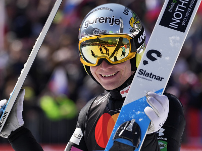 Slovinskí skokani na lyžiach sa radujú v cieli